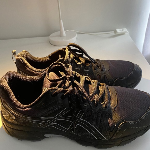 ASICS running shoes - Picture 2 of 3
